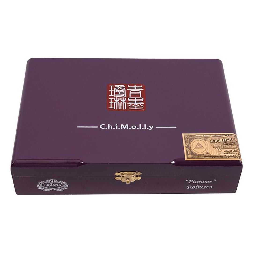 Closed box of ChiMolly Pioneer Robusto cigars