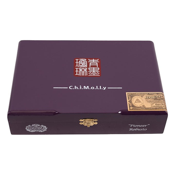 Closed box of ChiMolly Pioneer Robusto cigars