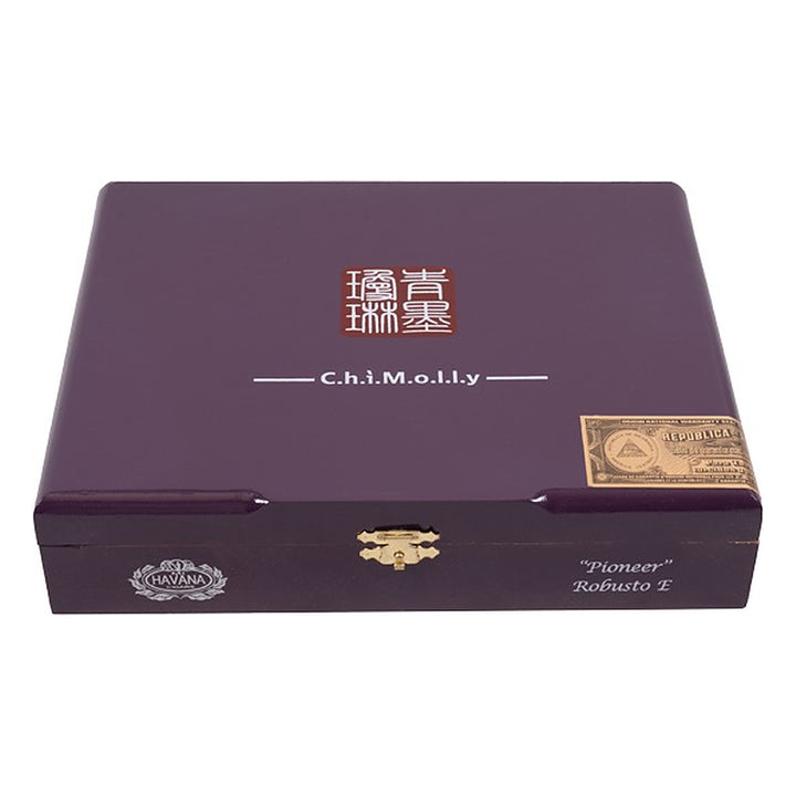 Closed box of ChiMolly Pioneer Robusto E cigars